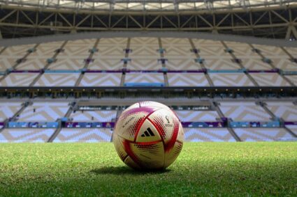 La FIFA presentó la nueva pelota para los últimos cuatro partidos del Mundial