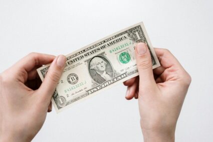 No los escondas ahí: los 3 lugares prohibidos donde tus dólares pueden quedar sin valor