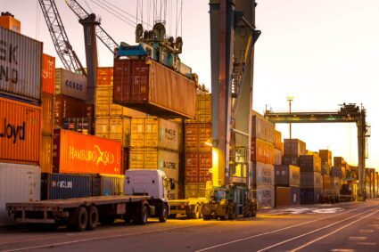 El comercio argentino registró un superávit de 2523 millones en marzo, pero con un matiz importante