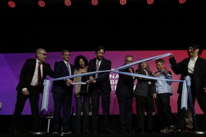 En una noche encendida con música, diálogos, críticas y abucheos, la Feria Internacional del Libro inauguró su 50ª edición