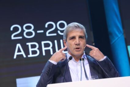 Caputo apuesta a una reactivación económica desde mitad de año: ‘Ya se muestran signos de recuperación’