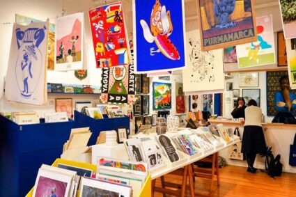 Obras de artistas emergentes, piezas decorativas y hasta perfumes: una galería accesible en pleno San Telmo