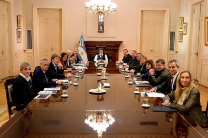 La reunión de emergencia de Milei: ¿un intento de reafirmar su autoridad en un gabinete en crisis?