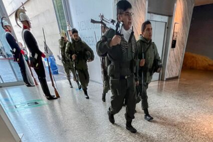La justicia cuestionó la presencia de militares armados en la exESMA
