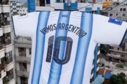 Bangladesh muestra su amor incondicional por la Scaloneta: una camiseta gigante para el Mundial