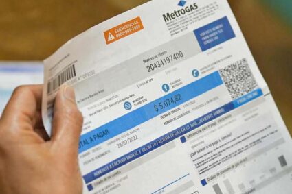 La canasta de servicios arrasó con los salarios en un año: el costo se disparó al 77% de un salario mínimo