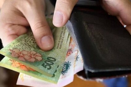 El ingreso disponible de los argentinos cortó una racha de cinco caídas al hilo en abril
