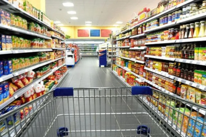 Las dos caras del consumo: crece el gasto privado, pero cae la venta de productos masivos y se resiente el humor social