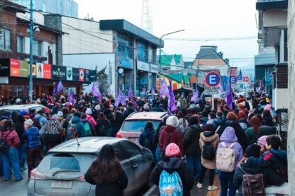 Huelga general de docentes fueguinos sacude una provincia azotada por los cierres y despidos