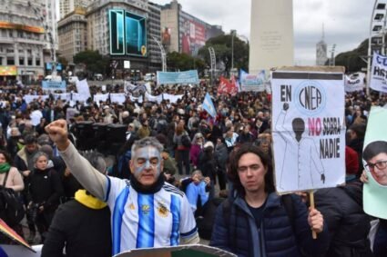 Aulas vacías y el ‘banderazo de la ciencia’: docentes y científicos paralizaron las universidades y preparan una huelga de seis días
